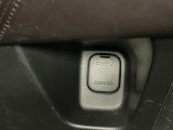 【アクセサリーソケット(電源ソケット)】電源からケーブルをつなげば、スマートフォンなどの電子機器の充電などを行うことができます!ゲーム機器や、カメラの充電にも便利ですね。