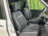 運転席まわりには十分なスペースがあり、大柄な方でもゆったり運転していただける環境です。