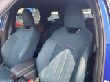 MINIのスポーツシートは体を包み込む設計になっていますので、長距離ドライブでも疲れにくくなっています!