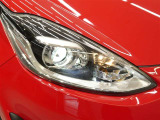 LEDヘッドライトです。デザイン性がよくとても明るいので、夜間の走行や悪天候でも安心です。しかも長寿命!