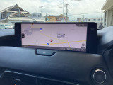大型ワイドセンターディスプレイ。高精細な地図表示で視認性に優れ、運転中でも瞬時にルートを確認可能。先進的なインフォテインメントが快適でストレスのないドライブをサポートします。