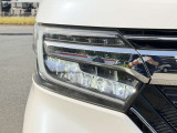 【LEDヘッドライト】悪天候や夜間走行時も良好な視界を確保し安心して運転できる高輝度LEDヘッドライトを装備!点灯速度が早く、消費電力も抑えられています。