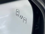 【ブラインドスポットモニター】走行中、ドアミラーの死角になりやすい箇所に後続車が接近するとサイドミラーのレンズに警告を表示!ドライバーに注意喚起をしてくれます。