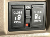 【両側パワースライドドア】両側がパワースライドドアになっており、運転席のスイッチやスマートキーでも開閉が可能です!開口部も広いので乗り降りも楽々♪