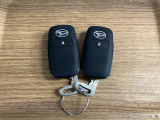 【スマートキー】 スマートキーを携帯していれば、ドアハンドルのボタンを押すだけでロックの解除ができます。