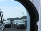 【ブラインドスポットモニター】後方を走る車を確認するための機能です。センサーによって周囲の車両を検知して、ドライバーに伝えてくれるものです。後方にある車両を検知することで、事故を防ぐ確率を高めます。