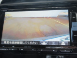 【リアカメラ】リバースに入れるだけで後方の映像が映ります。安全確認や、狭い駐車場での車庫入れ、雨の日や夜間など視界の悪い時に便利です。安全にバックする為には欠かせない装備です。
