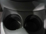 フロント中央に大型のドリンクホルダー付いています。