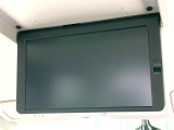 【フリップダウンモニター】大画面モニターで後席でもエンタメをお楽しみいただけます。小さなお子様にも大人気の装備です♪