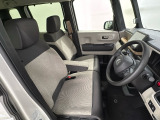 女性でも運転がしやすいように、シートの高さ調整機能(シートリフター)がついています。運転席と助手席の間が空いている為、助手席側への移動がスムーズです。