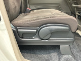 シートハイトアジャスターが付いているので運転姿勢を調整するのに便利ですね。身長に合ったシートポジションは安全運転や疲労軽減にもつながります。