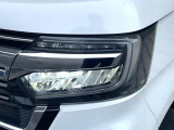 【LEDヘッドライト】悪天候や夜間走行時も良好な視界を確保し安心して運転できる高輝度LEDヘッドライトを装備!点灯速度が早く、消費電力も抑えられています。