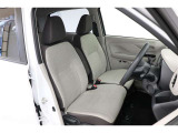 ■車内クリーニング■専門スタッフが見えないところまで徹底洗浄!車内のニオイもリフレッシュ!目に見えないところまで美しくがモットーです。だから、当店の中古車は内装にも自信があります!