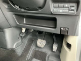 駐車ブレーキは足踏み式です