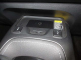 運転席・助手席の肩、腰、下肢にあたる部分を中心にヒーターを配置し、寒い日のドライブも快適です。(HI-LO切替付)