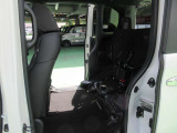 普通の車の後席は燃料タンクの上にある。でもNBOXはそこに燃料タンクがなく後席の下は空いてます。ここを活かす座面の跳ね上げ機構大きな荷物も入る空間がつくれます。