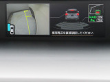 バック時に、バックソナーと運転席から死角になりやすい左前タイヤ付近をモニターできるサイドビューモニターが起動し、状況を表示いたします