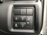 【スマートアシスト】 走行中に前方の車両等を認識し、衝突の可能性が有る時は警報音とブレーキで衝突回避と被害軽減をアシストしてくれます。安心してドライブをお楽しみいただけますね。