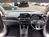 シンプルながら機能性溢れる運転席廻りです。視界性もよく、運転しやすいですよ。
