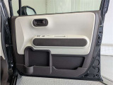 運転席ドア内張はご覧の通り。ドアポケットの収納もバッチリです