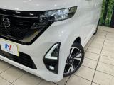 【LEDヘッドライト】悪天候や夜間走行時も良好な視界を確保し安心して運転できる高輝度LEDヘッドライトを装備!点灯速度が早く、消費電力も抑えられています。