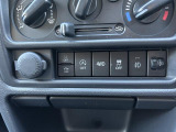 各機能の切り替えボタンは運転席前方の手の届きやすい場所に配置してあります。