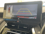 【全方位モニター】まるでクルマを真上から見下ろしたかのような視点で駐車をサポートします!クルマの斜め後ろや真横など、前後左右の4つのカメラの映像が合成されて、モニターに映し出されます。