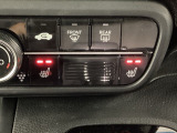 運転席と助手席にはシートヒーターが付いています☆寒い時期に腰周りを温めてくれるので体全体が温まりやすいのは勿論、暖房と違い顔に風が当たらないので、乾燥肌やドライアイの方でも大丈夫☆