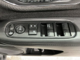狭い駐車場で便利な電動格納ドアミラーが付いています。