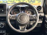 インテリアに合わせたデザインのステアリングは、運転される方のことも考え、運転しやすい形状、大きさです。是非一度、実際に触ってお確かめください。