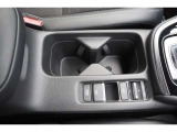 【ドリンクホルダー】センターコールには二つのドリンクフォルダーがございます!運転席と助手席の真横なので、飲みたい時にすぐ取れますよ♪
