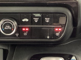 運転席と助手席にはシートヒーターが付いています☆寒い時期に腰周りを温めてくれるので体全体が温まりやすいのは勿論、暖房と違い顔に風が当たらないので、乾燥肌やドライアイの方でも大丈夫☆