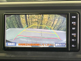 【バックカメラ】駐車時に後方がリアルタイム映像で確認できます。大型商業施設や立体駐車場での駐車時や、夜間のバック時に大活躍!運転スキルに関わらず、今や必須となった装備のひとつです!