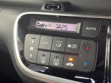 【オートエアコン】一度お好みの温度に設定すれば、車内の温度を検知し風量や温度を自動で調整。暑い&hellip;寒い&hellip;と何度もスイッチ操作をする必要はありません。快適な車内空間には必須の機能ですね♪