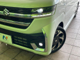 【LEDヘッドライト】悪天候や夜間走行時も良好な視界を確保し安心して運転できる高輝度LEDヘッドライトを装備!点灯速度が早く、消費電力も抑えられています。