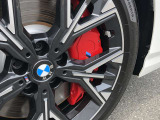 M スポーツ・ブレーキは、ダイナミックなパフォーマンスに相応しい優れた制動力を発揮。Mのロゴがあしらわれたブレーキ・キャリパーと大型のディスクを備え、スポーティな走行スタイルとブレーキ性能を実現します。