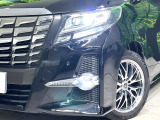 【LEDヘッドライト】悪天候や夜間走行時も良好な視界を確保し安心して運転できる高輝度LEDヘッドライトを装備!点灯速度が早く、消費電力も抑えられています。