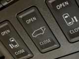 【パワーバックドア】スマートキーや運転席のボタンを押すだけでリアゲートが自動で開閉します!荷物を持っている時や、高い位置にあるバックドアを閉める際に便利な機能です♪