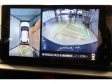 パノラミックビューモニター付きです。車両を上から見たような映像をディスプレイ画面上に表示。運転席からの目視だけでは見にくい、車両周辺の状況をリアルタイムでしっかり確認できます。