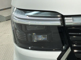 LEDヘッドライトは、点灯の瞬間から最大光量を発揮し、突然暗くなるトンネルなどでの安定感を高めます。