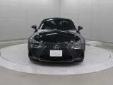 スピンドルグリルは、グリル下部がより大きく広がり、低重心でスポーティな印象を与える造形とし、両下端のブレーキダクトへ空気を導く機能性も表現しています。