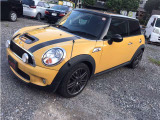 MINIクーパーSの左斜前からの外観です。個性的なデザインと車両状態をご確認ください。写真17/51。