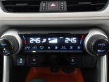オートエアコンです。車内を設定温度に保ち、快適空間をキープします。