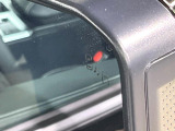 【ブラインドスポットモニター】走行中、ドアミラーの死角になりやすい箇所に後続車が接近するとサイドミラーのレンズに警告を表示!ドライバーに注意喚起をしてくれます。