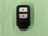 スマートキーを装備しています。鍵を差し込むことなくドアロックの開け閉めと、スタートボタン操作でのエンジンスタートができます。