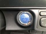 エンジンスタートボタンです。キーが車内にあれば、エンジンの始動・停止はブレーキを踏んでスイッチを押すだけ!キーを取り出す手間を省き、ワンプッシュでエンジンを操作するので簡単でスムーズです。