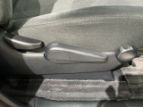 シートハイトアジャスターが付いているので運転姿勢を調整するのに便利ですね。身長に合ったシートポジションは安全運転や疲労軽減にもつながります。