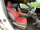 【専用スポーツシート】ホールド性に優れ、カーブ時の体が流れを抑制してくれます。また、体にフィットするから腰や背中が疲れにくく、ロングドライブや高速走行でも快適にお過ごしいただけます♪