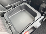 【シートアンダーボックス】シートの下に大容量の収納スペースが備わっており、靴や洗車グッズなど、外から見られたくないものをすっきり収納できて便利!