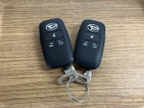 【スマートキー】 スマートキーを携帯していれば、ドアハンドルのボタンを押してロックの解除ができ、パワースライドドアもワンタッチで開閉できます。